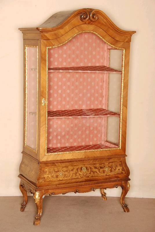 Vitrine, deutsch/wohl Dresden, um 1870, Korpus Weichholz, dickes Wurzelnuß-SÄgefurnier , z.T. gespiegelt verlegt, unterer Teil integriert, ...