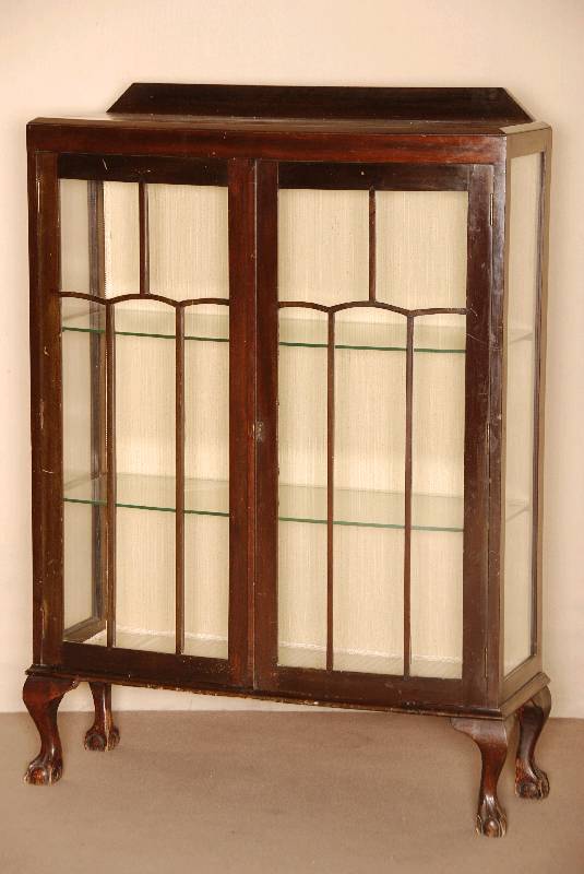 Vitrine, England, um 1900/20, im viktorianischen Stil, Korpus Weichholz, Mahagonifurnier, dunkel gebeizt, Front versprosst, geschweifte ...