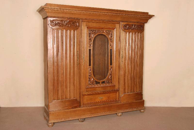 BÜcher- bzw. Vielzweckschrank, deutsch, um 1908/10, Korpus Eiche und Weichholz, TÜren leicht gebogt, aufgesetzte Schnitzereien, frei ...