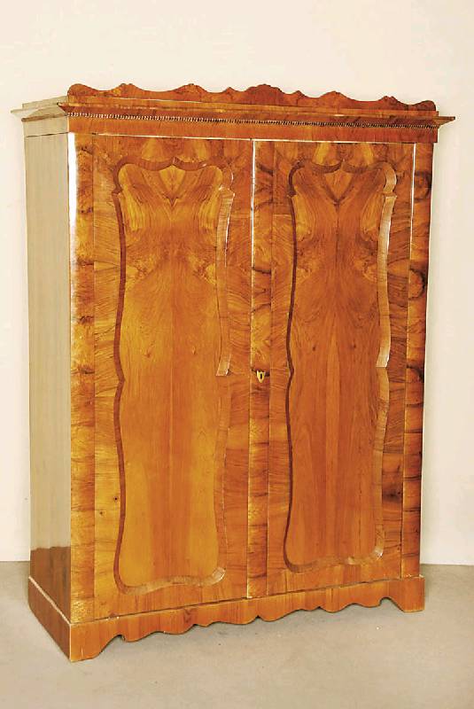 Biedermeierschrank, Österreich, um 1830/35, Korpus Weichholz, Wurzelnußfurnier z.T. quer verlegt, Brezelfüllungen doppelt gespiegelt verlegt, ...