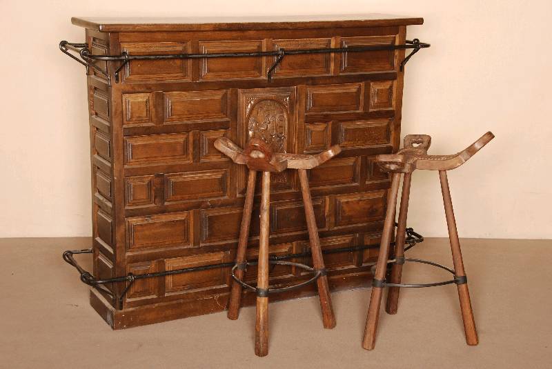 Hausbar, Spanien, 60er/70er Jahre, Kastanie massiv, auf Rahmen gearbeitet, in reicher Kassettenarbeit angeordnet, mittig Trinkszene, Hand- und ...