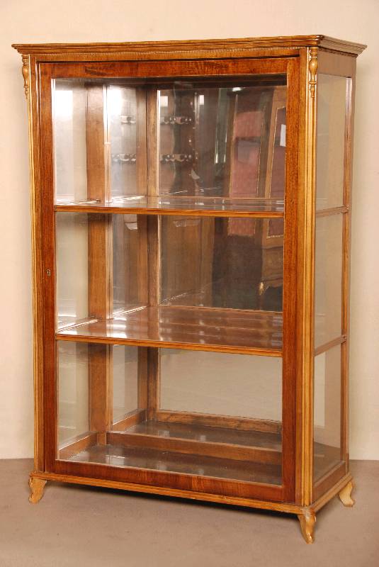 Vitrine, mitteldeutsch, um 1835/40, Korpus Weichholz, Wurzelnußfurnier, aufgesetzte Leisten, einfach gerillt, Kanten abgeflacht, doppelt gerillt, ...