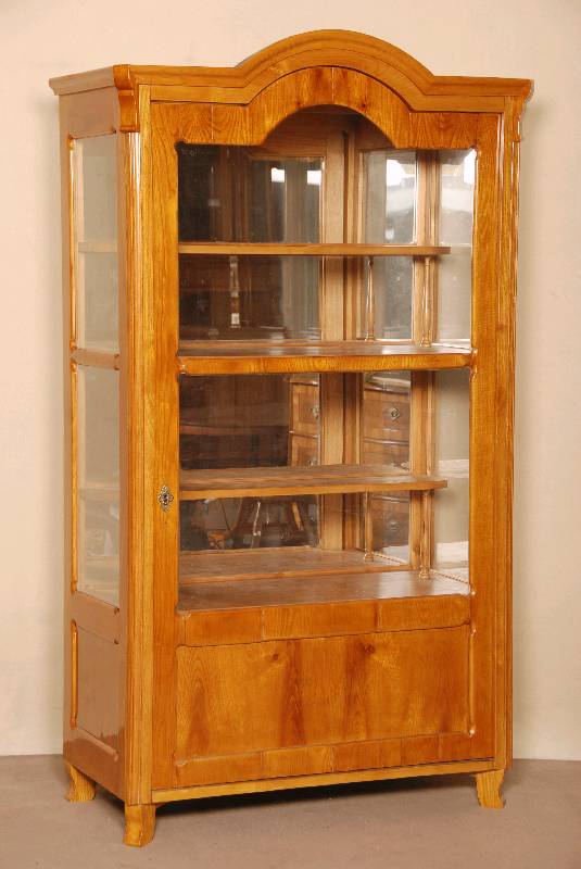 Vitrine, mitteldeutsch, um 1835/40, Korpus Kiefer massiv, RÜsterfurnier gespiegelt verlegt, von guter QualitÄt, Kanten doppelt bzw. 3-fach ...