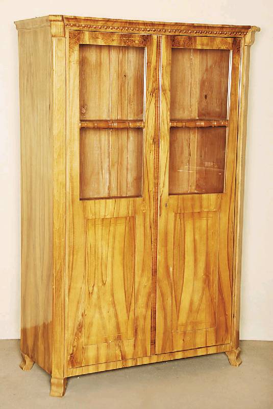Vitrinenschrank, süddeutsch, um 1860, Korpus Weichholz, Wurzelnußfurnier gespiegelt verlegt, Front auf Rahmen gearbeitet, abgeplattete Ecken, ...