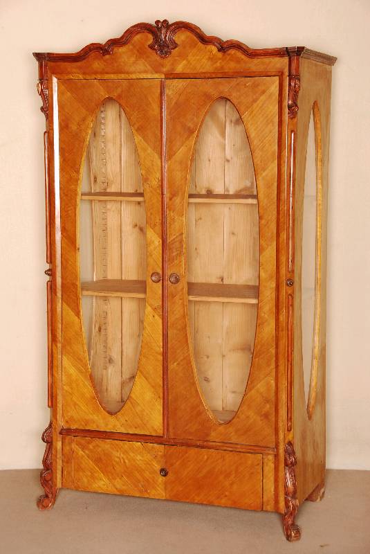 Vitrine, mitteldeutsch, um 1860, Korpus Weichholz, z.T. auf Rahmen gearbeitet, RÜsterfurnier gespiegelt verlegt, abgekantete Ecken mit ...