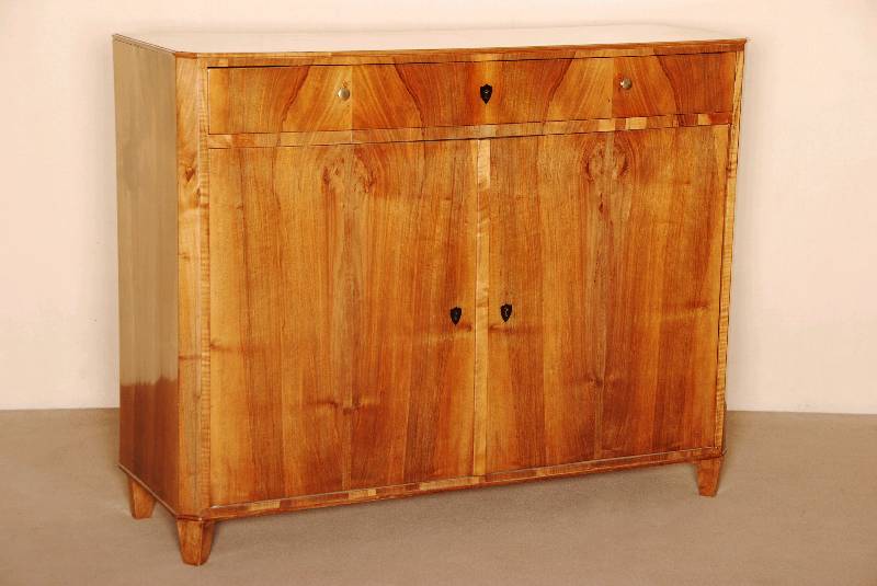 Biedermeieranrichte, sÜddeutsch, um 1835/45, Korpus Weichholz, Wurzelnußfurnier gespiegelt verlegt, dickes SÄgefurnier, lebendiges Furnierbild, ...