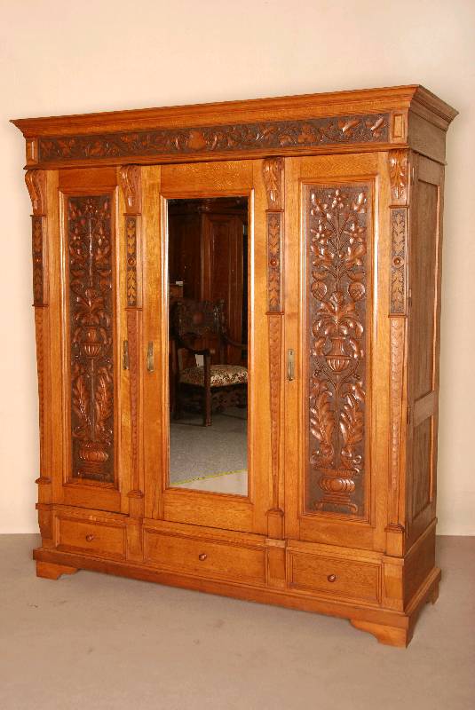 Dekoratives GrÜnderzeitschlafzimmer, um 1890 , Eiche massiv, bestehend aus Waschkommode, 3-tÜriger Schrank, 2 StÜhle, 2 NachtschrÄnkchen und 2 ...