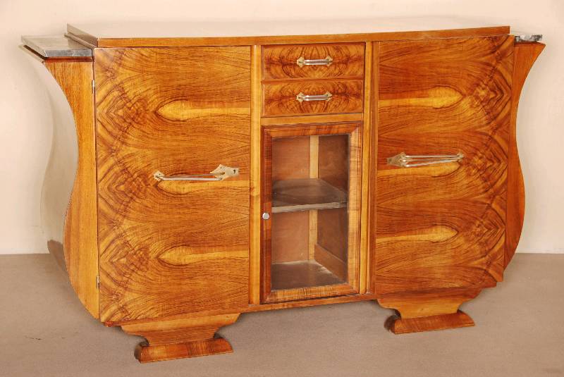ArtDeco-Anrichte, um 1920, Korpus Weichholz, Tischlerplatte, Nußbaum furniert, z.T. Wurzelnuß, ausgesuchtes Furnier, Front und Seiten stark ...