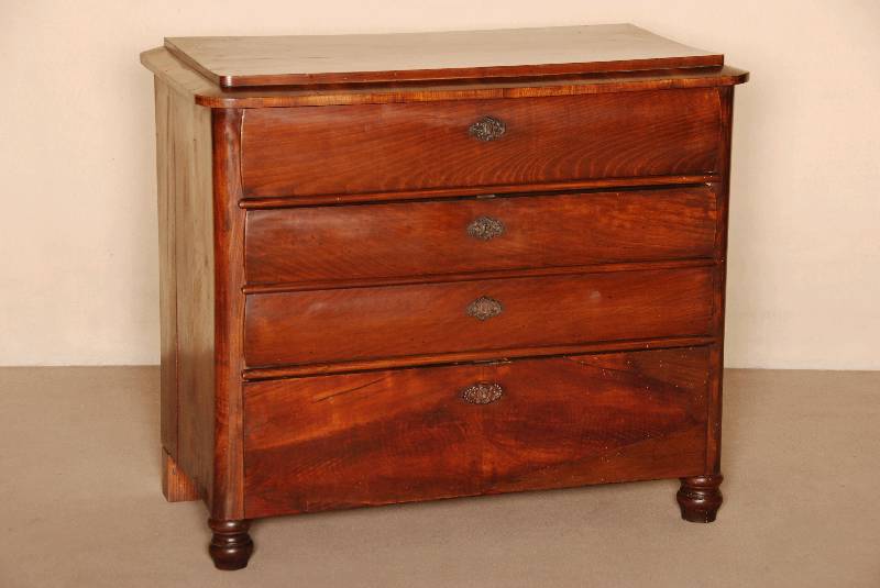 Kommode, deutsch, um 1840, Esche z.T. massiv , auf KugelfÜßen, leicht abgerundete Ecken, 2 Schublade leicht gebogen, Abschlußplatte aus dem ...