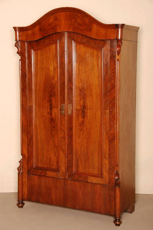 Louis-Philippe-Schrank, deutsch, um 1860/70, auf gedrechselten FÜßen, abgeschrÄgte Ecken, Leisten in Voluten auslaufend, TÜrfÜllungen gerahmt ...