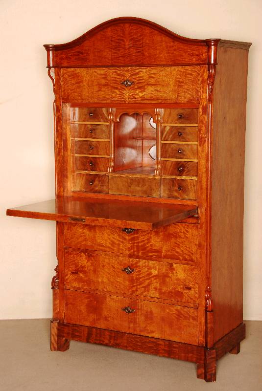 Louis-Philippe-SekretÄr, deutsch, um 1870, Korpus Weichholz, Birke furniert, geflammt, auf eckigen FÜßen, Lisenen in Voluten auslaufend, 3 ...