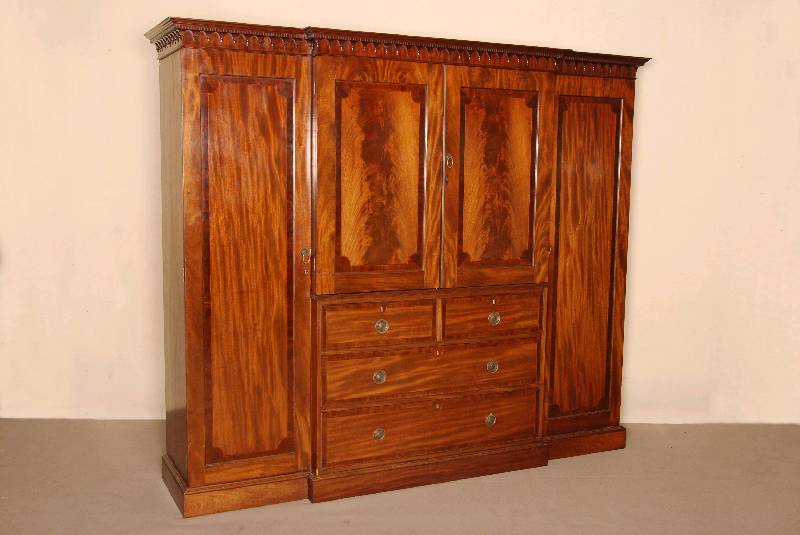 Kabinetschrank, England, um 1830/40, George III, 3-flÜgliger Korpus, Weichholz bzw. Mahagonifurnier, gespiegelt, Mittelteil hervortretend, ...