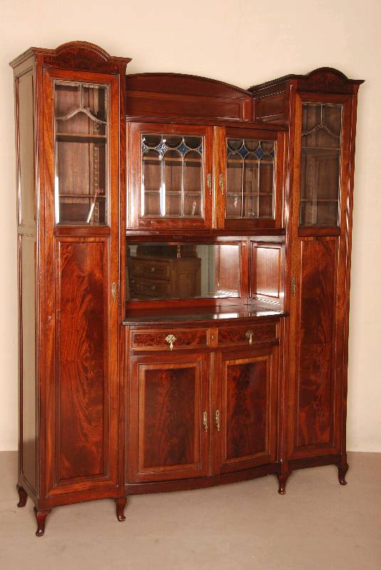 Buffet- oder Speisezimmerschrank, deutsch, um 1900, Jugendstileinfluß, Mahagoni massiv, z.T. furniert, auf kleinen stark gebogenen Beinen, links ...