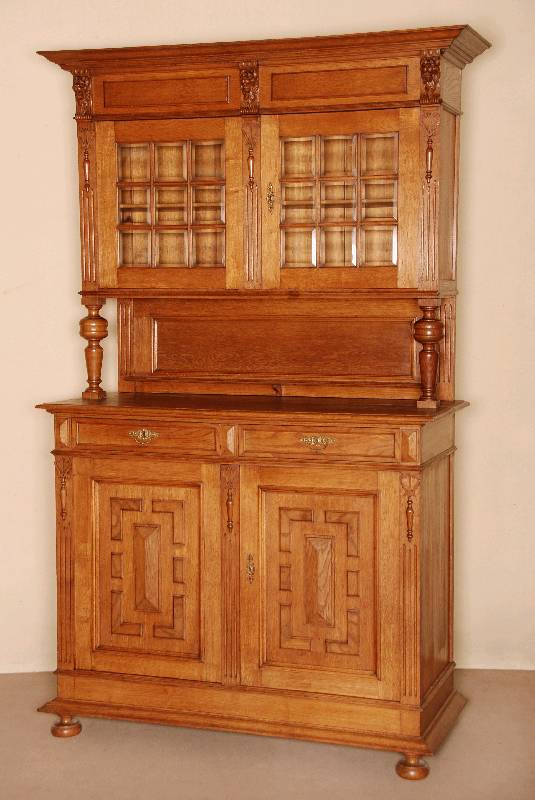 GrÜnderzeit-Aufsatzbuffet, deutsch, um 1880/90 , Eiche massiv, auf KugelfÜßen, schwere Fußleiste, Lisenen in Voluten auslaufend, 2 -tÜrig, mit ...