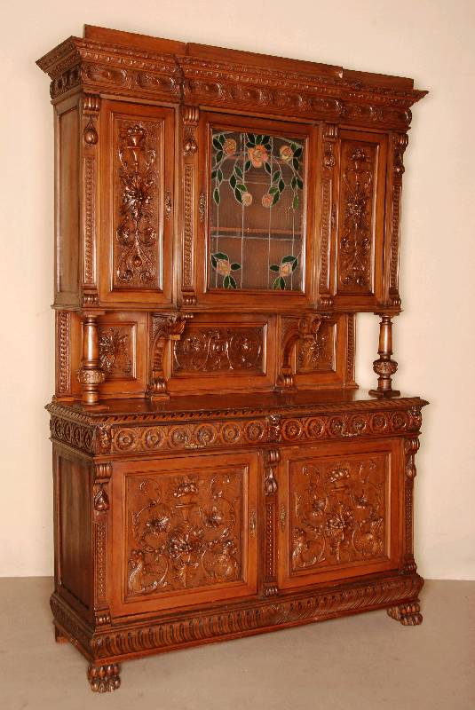 Aufsatzbuffet, deutsch/wohl Berlin, um 1880/90 , Renaissancestil, Nußbaum massiv, z.T. furniert, auf TatzenfÜßen, Lisenen geschuppt, ...