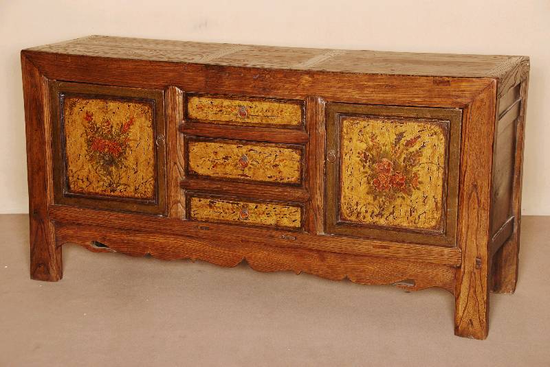 Anrichte, Asien, um 1920/30, im ArtDeco-Stil , RÜster massiv, 2-tÜrige Front mittig 3 SchubkÄsten, mit Blumenstrauß bemalt, durchgehende eckige ...