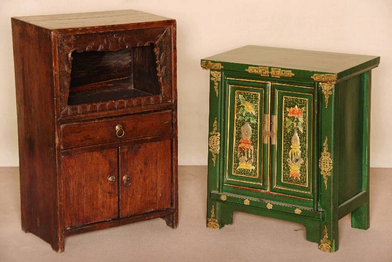 Buddhaschrank, Asien/China, um 1900, gerader Korpus rÖtlich gefaßt, unten 2-tÜrig, darÜber eine Schublade und offenes Fach, BeschlÄge spÄter, ...
