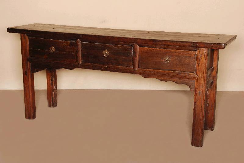 Großer Wandtisch, China, um 1910/15, ehemaliger Altartisch/Hausaltar, Korpus Weichholz, rÖtlich braun gefÄrbt und gewachst, schlichte Zarge, ...