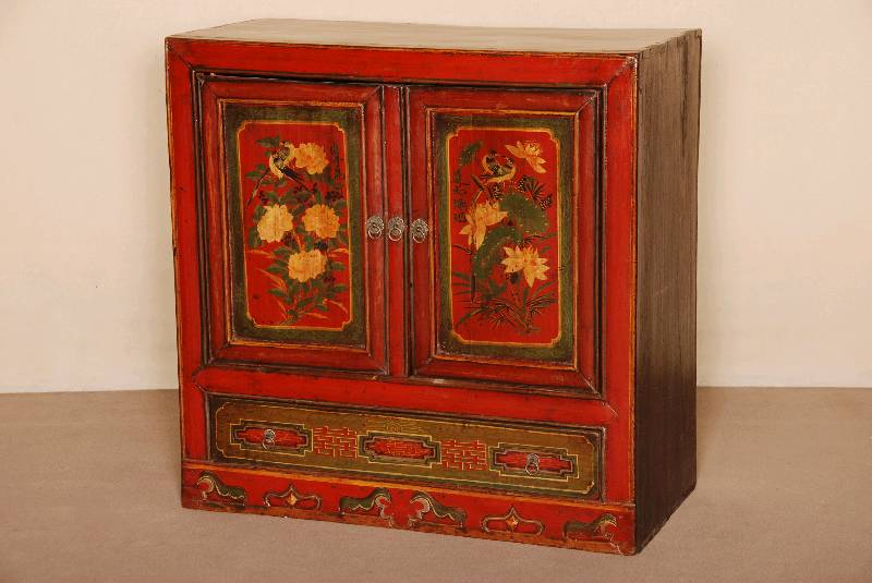 Halbschrank, Asien/China, um 1910, Fußbodenleiste mit LÖwendekor, darÜber Schublade, Front mit Lackwerk dekoriert, TÜrfÜllungen mit ...