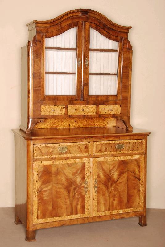 AufsatzmÖbel, deutsch, komponiert um 1860, Unterteil 2-tÜrig mit integrierten Schubladen um 1840/45, Korpus Weichholz, Wurzelnußfurnier z.T. ...