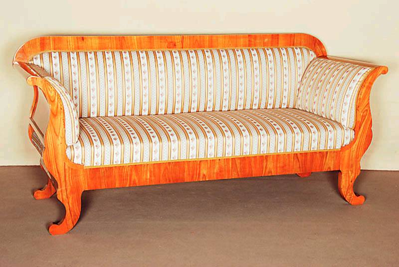 Biedermeiersofa, deutsch, um 1820, Weichholz und Kirschbaum massiv, Kirschbaum furniert gespiegelt verlegt, auf gebogenen FÜßen, leicht ...