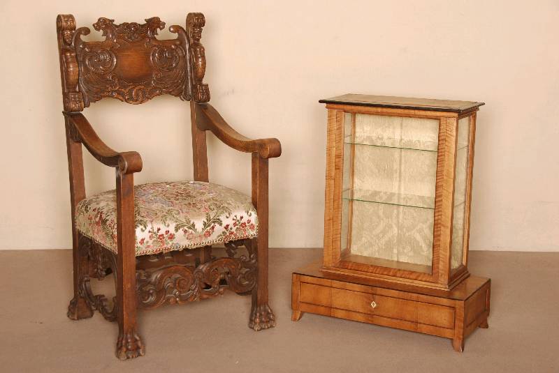 Kleine Sammlervitrine, deutsch, um 1830, Biedermeier, Birke massiv, z.T. furniert, auf kurzen Beinen, 1 Schublade, Oberteil 3-seitig verglast, 2 ...