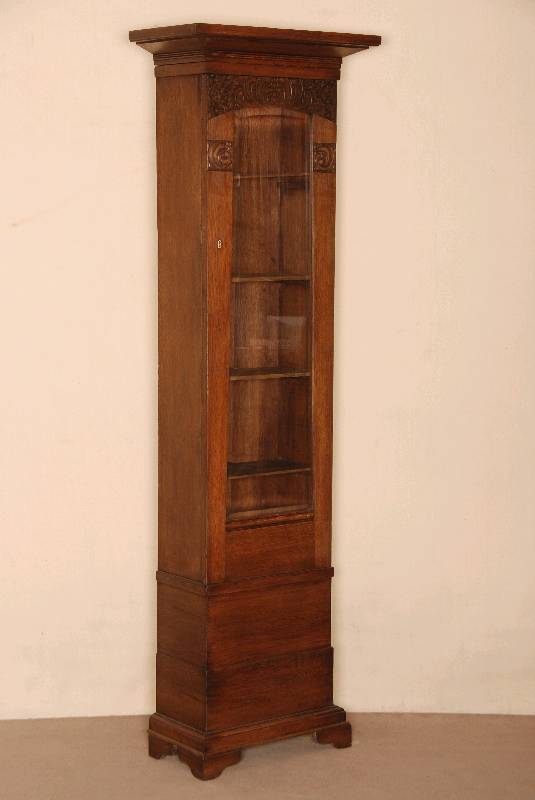 Sammlervitrine, deutsch, um 1910, aus ehemaligem StanduhrengehÄuse gefertigt, Korpus Weichholz, Eiche massiv, Eichefurnier, gerades GehÄuse, ...