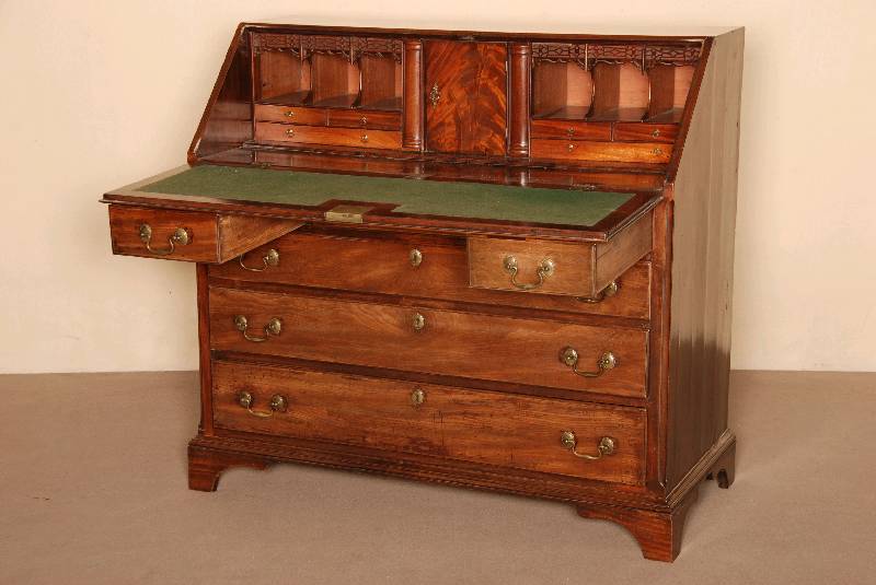 SekretÄr, England, um 1810/20, George III, Mahagoni massiv, z.T. furniert, 4-schÜbig, SchrÄgklappe, Innenleben getreppt mit vielen ...