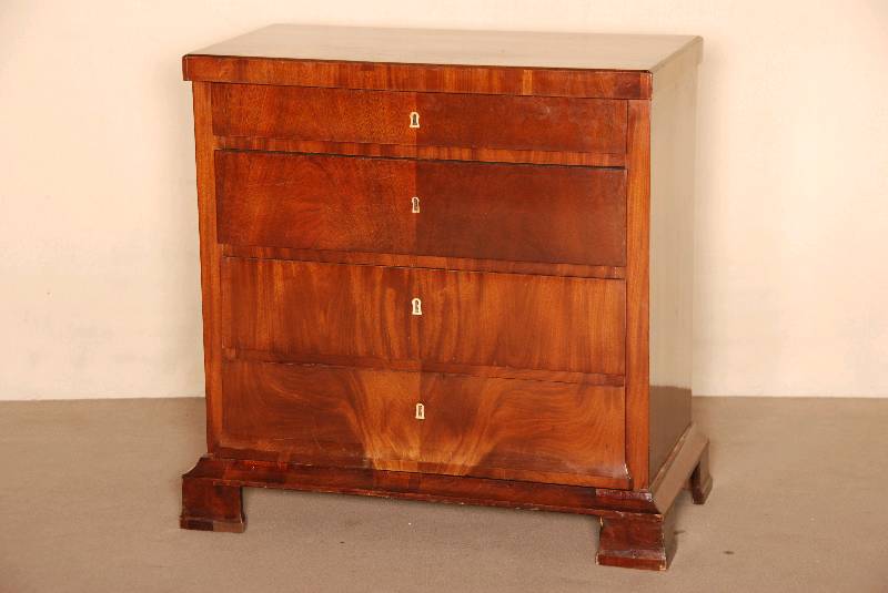 Kommode, deutsch, um 1840, Biedermeier, Korpus Weichholz, Mahagoni furniert, 4-schÜbig, gerader Korpus mit eingelassenen SchlÜsselschilden, ...