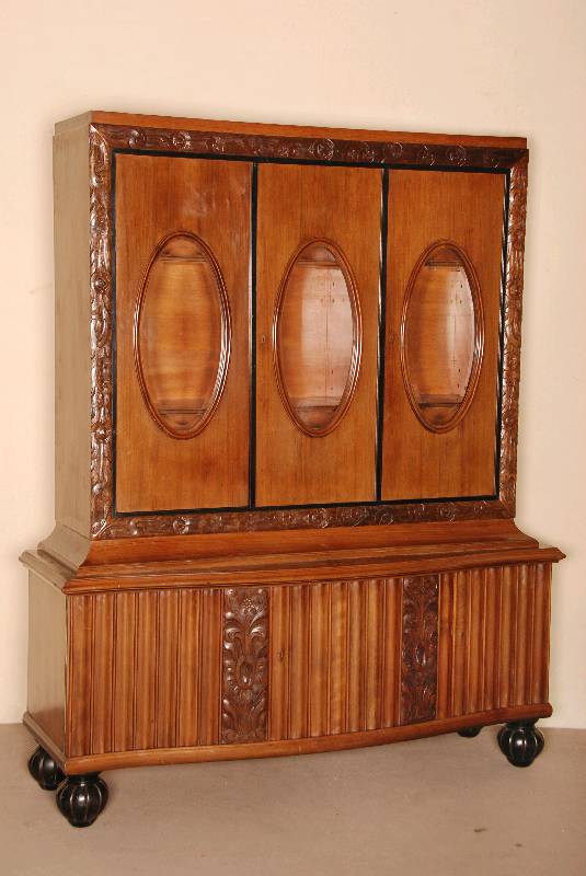 ArtDeco-BÜcherschrank, um 1925, Nußbaum massiv, z.T. furniert, teilweise ebonisiert, leicht bombiertes 2-tÜriges Unterteil, auf KugelfÜßen ...