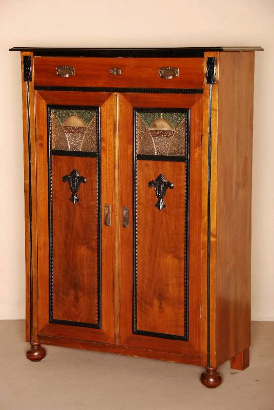Jugendstil-Vertiko, deutsch, um 1910, Nußbaum furniert, teilweise ebonisiert, 2 -tÜriger gerader Korpus mit Schublade, verschiedenfarbige ...