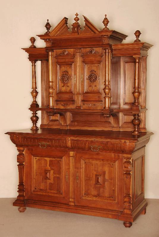 Aufsatzbuffet, deutsch, um 1880, GrÜnderzeit, Nußbaum massiv, z.T. furniert, auf Weichholz, Lisenen dekoriert mit SÄgewerk, TÜrfÜllungen ...