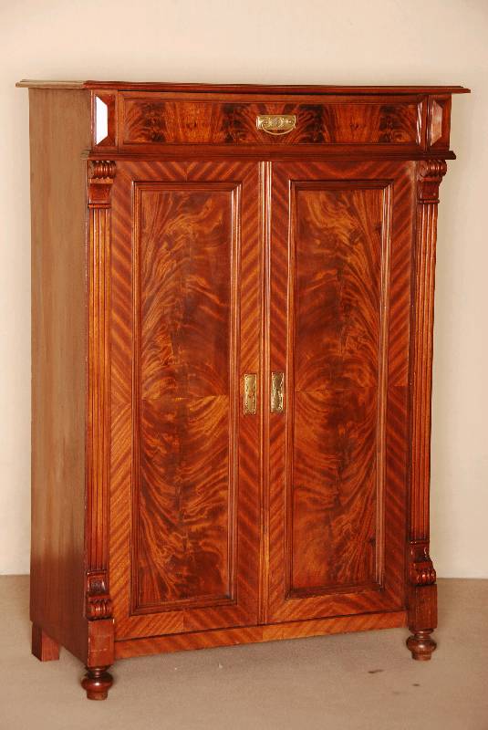 Vertiko, deutsch, um 1880, GrÜnderzeit, Korpus Weichholz, Mahagoni furniert, z.T. Pyramidenmahagoni gespiegelt verlegt, auf KugelfÜßen, Lisenen ...
