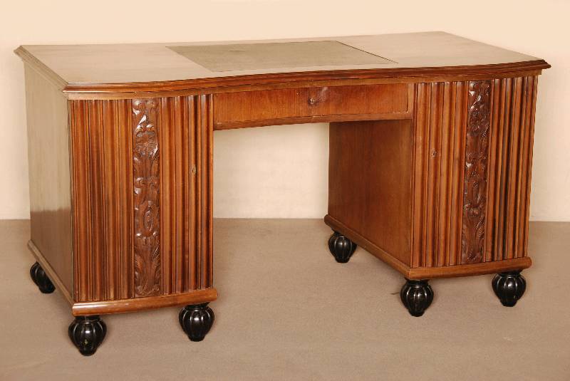 ArtDeco-Schreibtisch, deutsch, um 1920, Mahagoni massiv, bzw. furniert, in der Front leicht geschweifter Korpus, auf schwarz gelackten ...