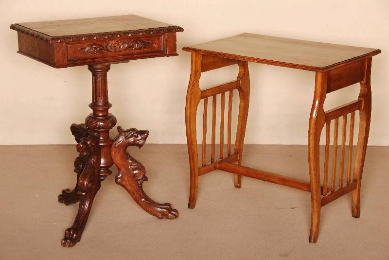 Handarbeits- bzw. NÄhtischchen, deutsch, um 1880, Eiche, gedrechselte und geschnitzte FÜße, 3-fach ausladend, mit LÖwenkopfdekor, Platte mit ...