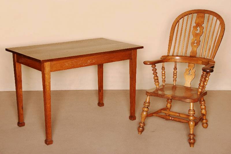 Windsorstuhl, England, um 1840, RÜster massiv, frÜhviktorianisch, Beine und RÜckenlehne versprosst und gedrechselt, Sitz an die KÖrperform ...