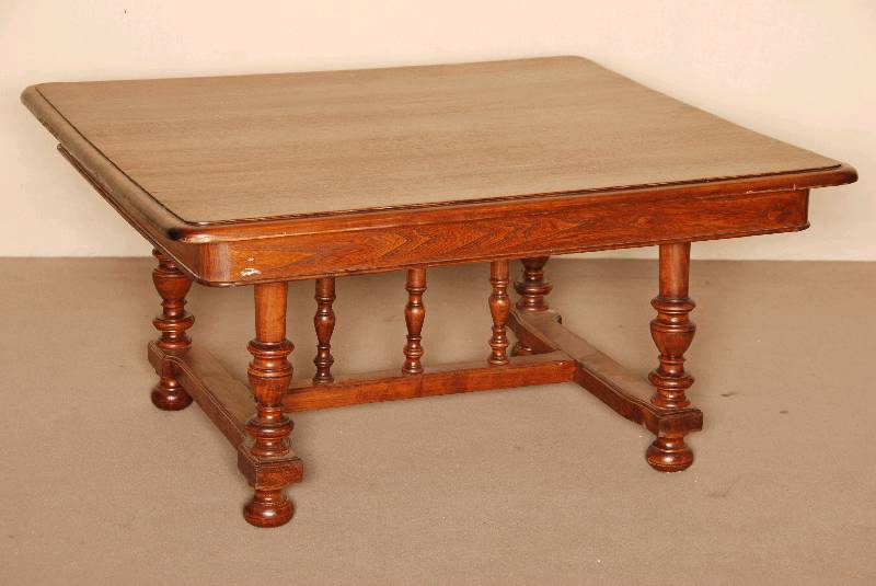 Couchtisch, Frankreich, um 1880, Obstholz massiv, auf 4 gedrechselten SÄulen, verstrebt, profilierte Zarge und Platte, ursprÜnglich Eßtisch, in ...