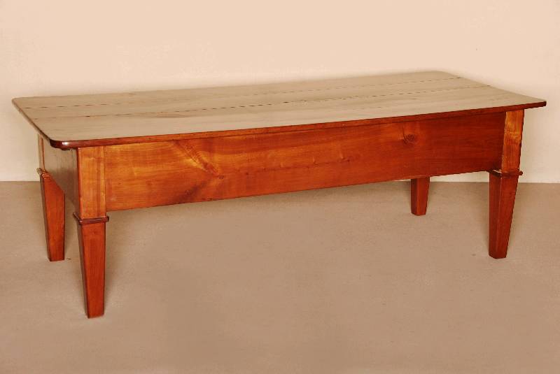 Couchtisch, Frankreich, um 1810, Kirschbaum massiv, sogenannter Bezahl- oder Tresentisch, auf eckigen konischen Beinen, breite Zarge, diese ...