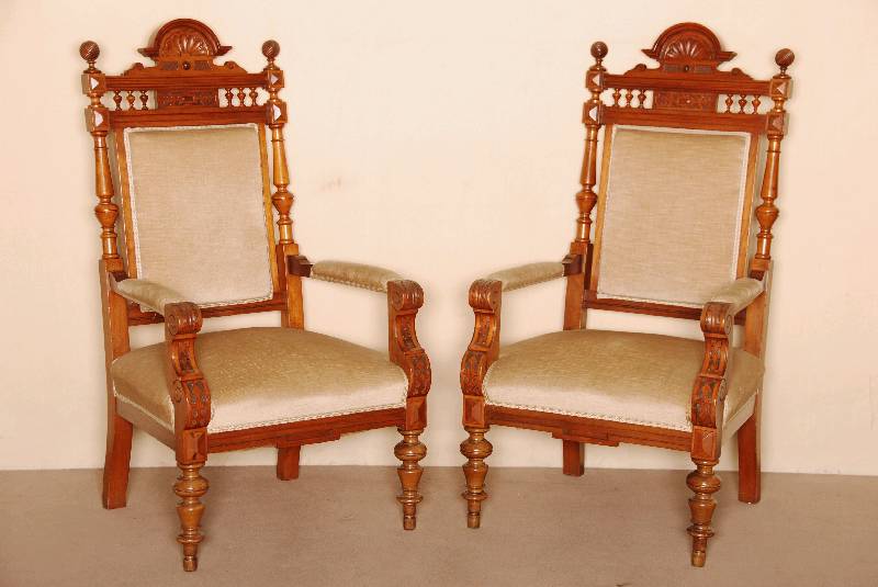 Armlehnsessel, um 1880, GrÜnderzeit, Nußbaum massiv, gedrechselte Beine und RÜckenlehne, schÖne galeriefÖrmige Krone mit Muschelabschluß, ...