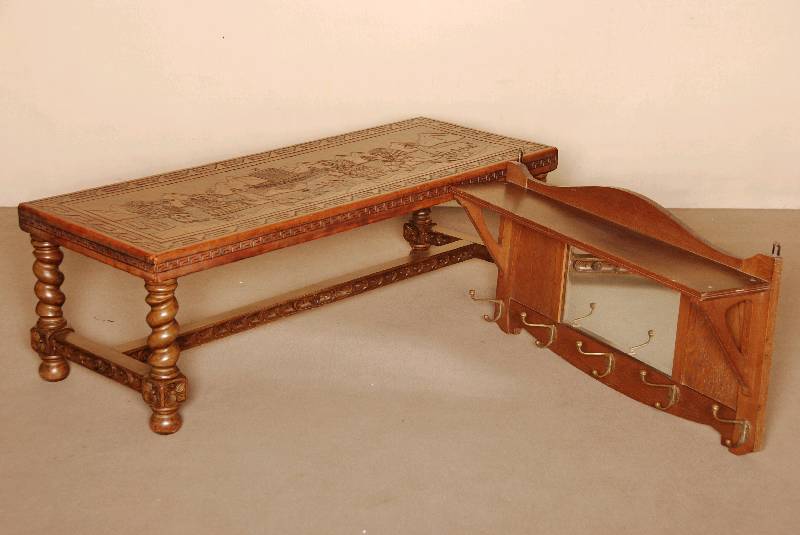 Couchtisch, Frankreich, um 1890, Nußbaum massiv, Henry Deux, auf 4 stark gedrechselten Beinen, vertreppt, original geprÄgte Lederplatte mit ...