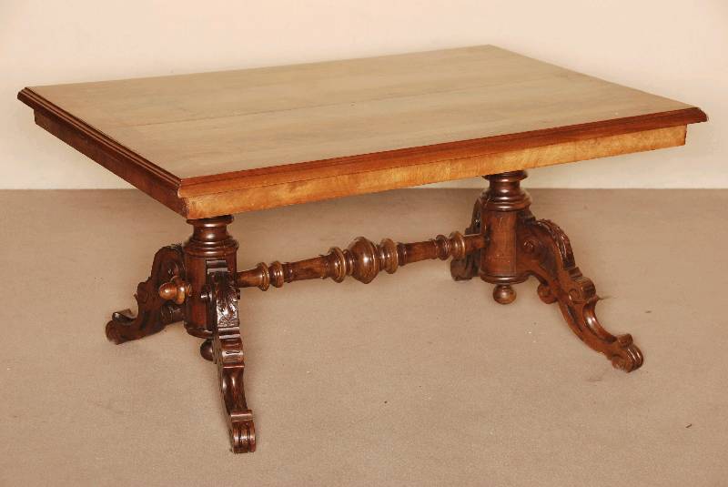 Couchtisch, deutsch, um 1880, Platte furniert, Wurzelnuß gespiegelt verlegt, 2 gedrechselte SÄulen, Fuß durch Mittelsteg verbunden, 4-fach ...