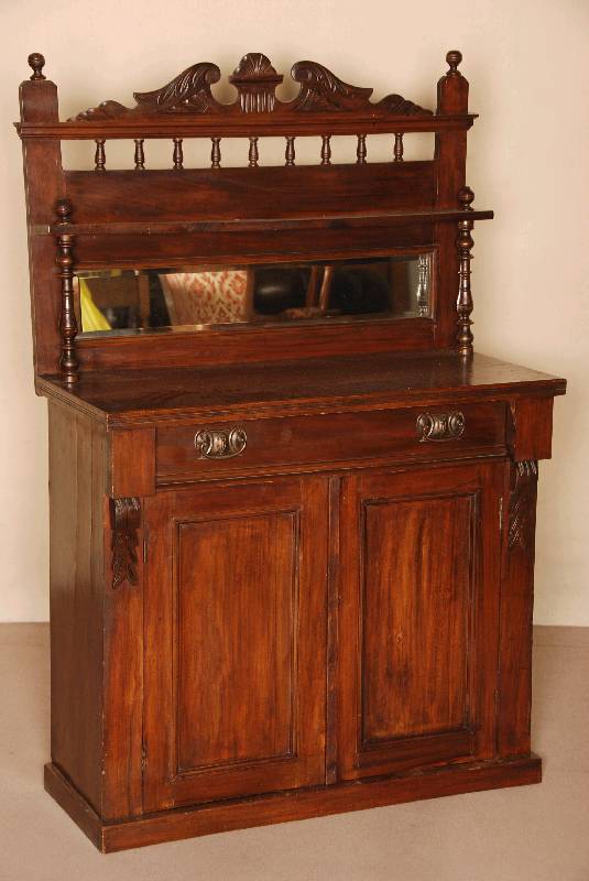 Halbschrank, England, um 1890/1900, Edwardien, wohl Mahagoni, mit Prunkaufsatz, schwere Fußleiste, 2-tÜrig, Inlets mit Leistenverzierung, eine ...