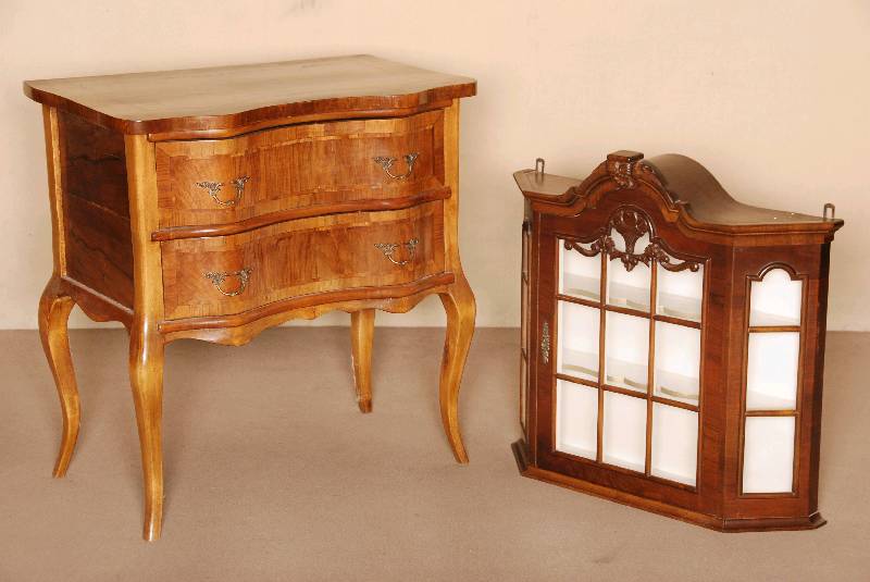 HÄngevitrine, Holland, um 1960, Barockstil, Korpus Weichholz, z.T. Tischlerplatte, 1-tÜrig verglast und versprosst, doppelt geschweiftes ...