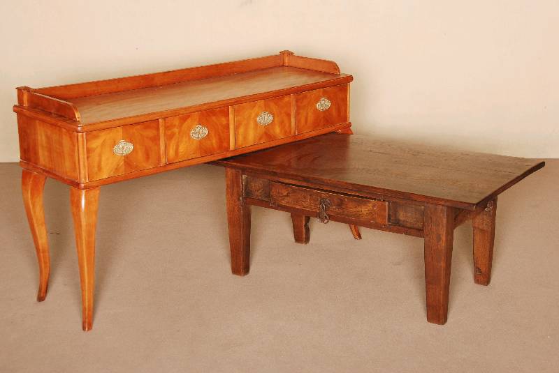 Couchtisch, deutsch, um 1910/20, Eiche massiv, auf eckigen Beinen, leicht konisch, Zarge mit Schublade, ehemaliger KÜchentisch, gekÜrzt, ...