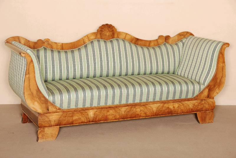 Biedermeierstilsofa, nach dem Vorbild von 1830/1835, Seitenteile und Zarge um 1830, FÜße und RÜckenteil nach dem Vorbild von 1835, z.T. mit ...