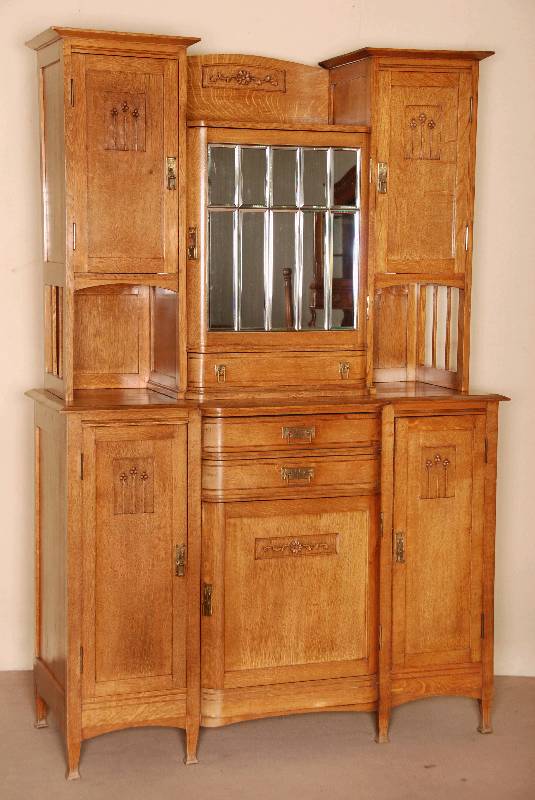 Vielzweckschrank, deutsch/wohl Karlsruhe, um 1900/05, Eiche massiv, komplett auf Rahmen gearbeitet, als Polygone mit Resalit architektonisch ...