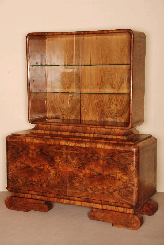 ArtDeco-Vielzweckschrank bzw. Schauvitrine, deutsch, um 1930/32, kaukasisch Nußbaumfurnier, Oberteil Ecken abgerundet, GlaseinlegebÖden, ...