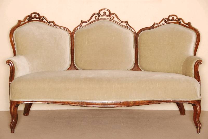 3-sitzer Sofa, um 1840/45, Korpus Weichholz, Nußbaumfurnier, z.T. auf Mahagoni gebeizt, allseitig geschwungen, Armlehnen und FÜße passig, ...