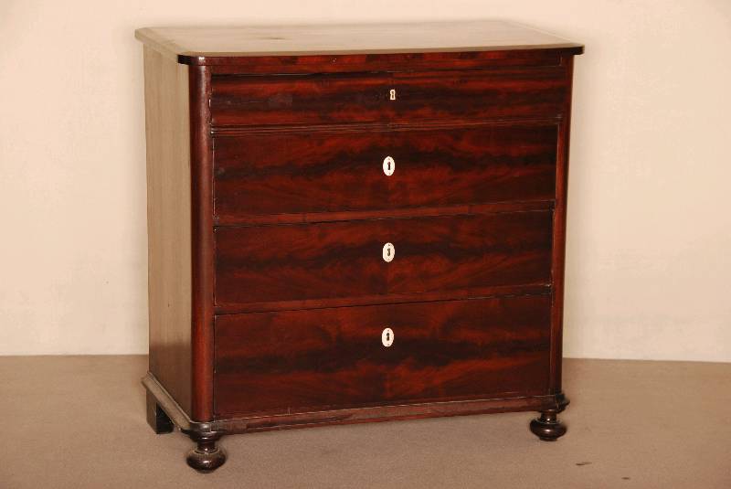 4-schÜbige Kommode, mittel- bzw. norddeutsch, um 1850/60, Korpus Weichholz, ausgesuchtes Palisanderfurnier, dieses z.T. gespiegelt verlegt, ...