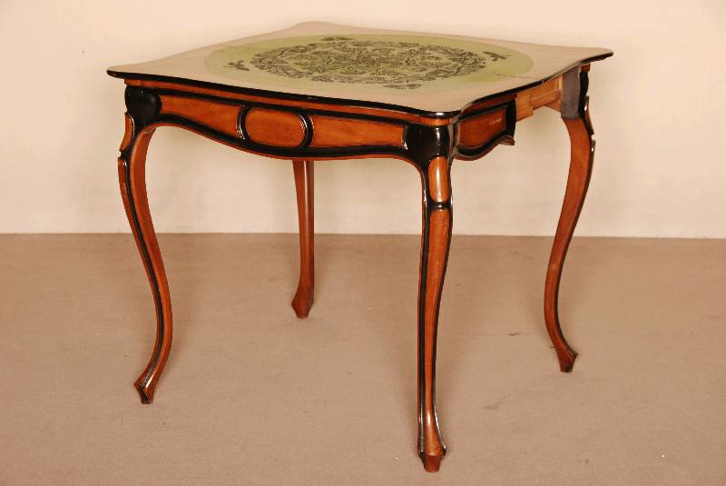 Konsole bzw. Spieltisch, sÜddeutsch, um 1850/55, Nußbaum massiv, Nußbaumfurnier, z.T . Wurzelnußfurnier, Kanten und Rillen schwarz lackiert, ...